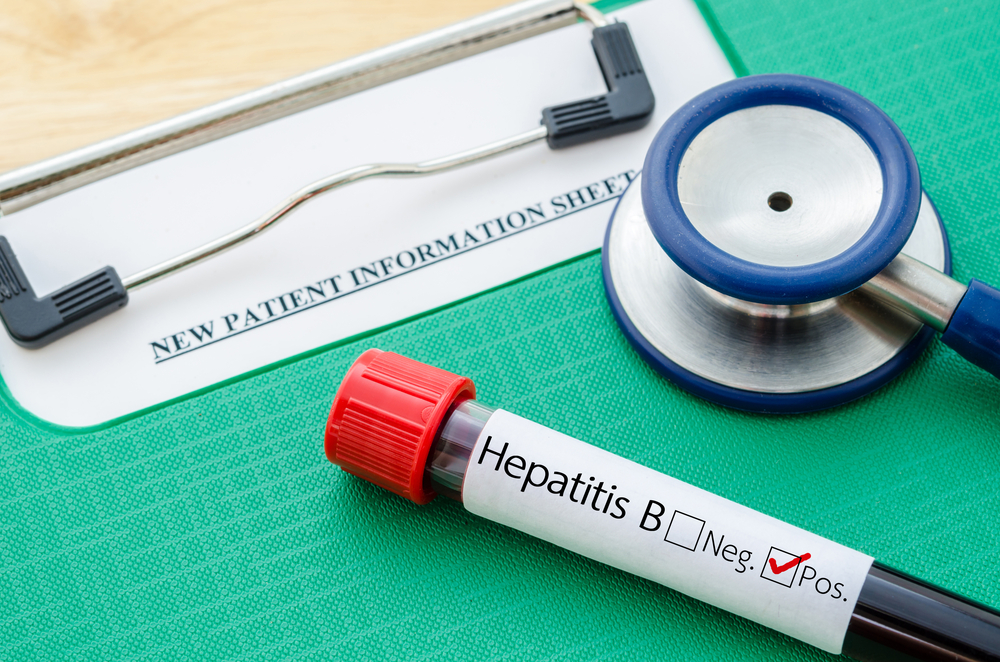 Frasco com amostra de sangue com hepatite B